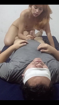 Anh ấy đến để mát-xa, nhưng tôi muốn con cu của anh ấy