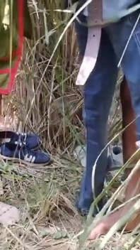 Zabierz gorącą młodą dziewczynę z indyjskiej wioski do lasu i pocałował jego policzki i jebanie