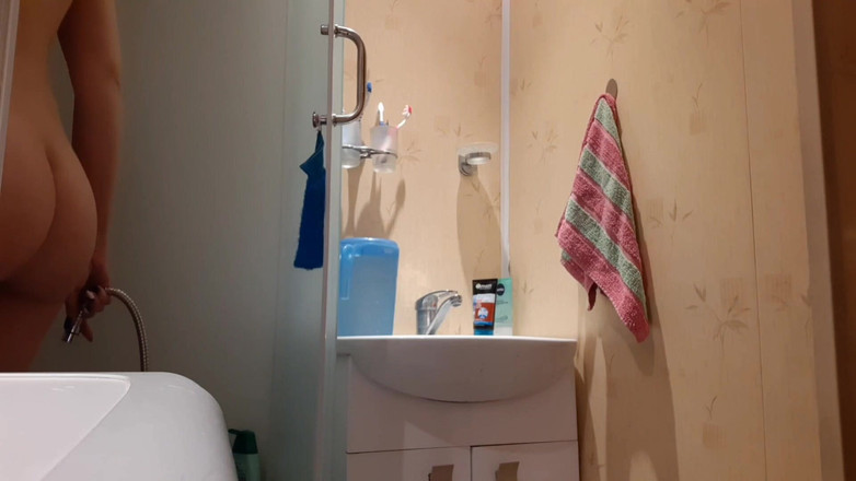 Risky Hairy Couple: Dělám pro sebe klystýr ve sprše
