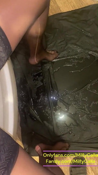 Gioco di figa bagnata fetish in bagno & orgasmo intenso