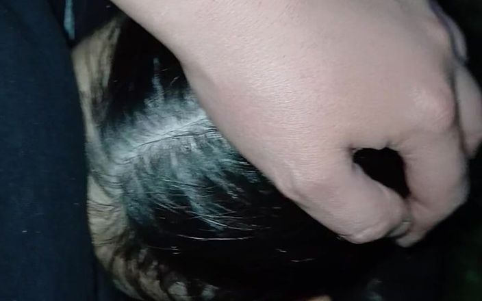 Lesbian-illusion: Przypinała mnie do drzewa w parku i chciwie zjadła moją...