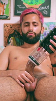 Grande cazzo non circonciso latino bordo con olio e masturbatore automatico fino a quando non spara un grosso carico di sperma
