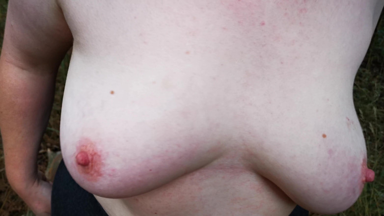 Bouncy Tits Action: Usa le sue tette per divertimento