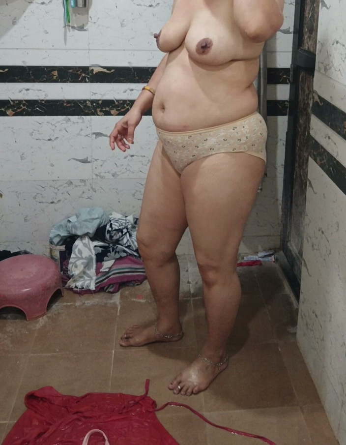 Priyahot77: Priya Bhabi Sari Big Ass Show