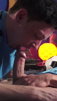 Ezra leva um para a equipe
