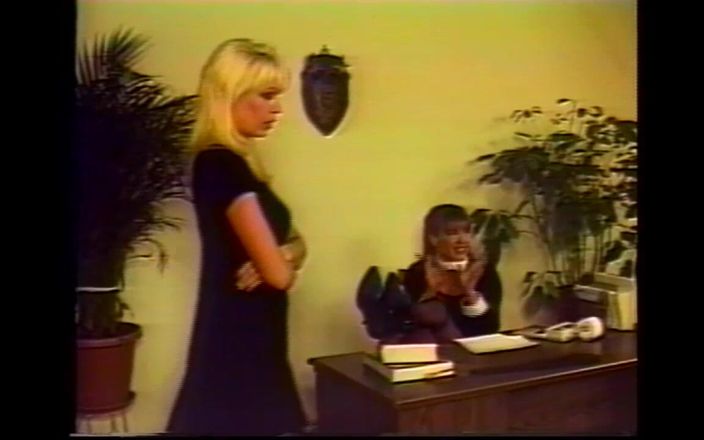 Vintage megastore: Две горячие винтажные милфы-лесбиянки лижут и мастурбируют свою киску дилдо в 69