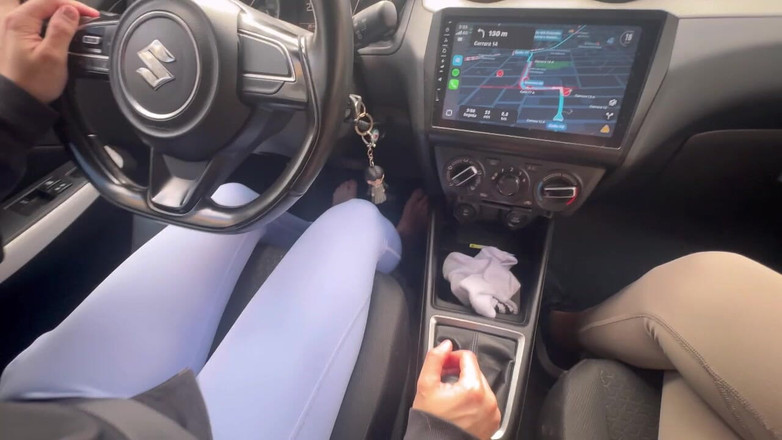 scarlettandc: Kekasihku bermain dengan kakinya di pedal mobilnya