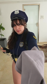 Spoutaný policista tvrdě šuká