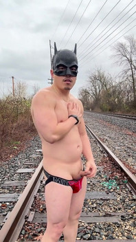 Jockstrap의 비에 흠뻑 젖은 아시아 근육의 신은 Pecs를 바운스하고, V-테이퍼를 보여주고 기차 선로에서 그의 엄청난 부하를 먹습니다.