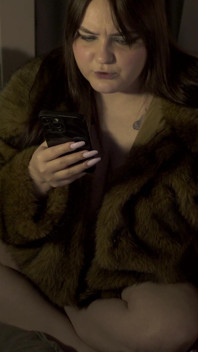 ¡Ya no estamos juntos! Pornstory: La amante folla a su chico con un arnés mientras él lleva un cinturón de castidad