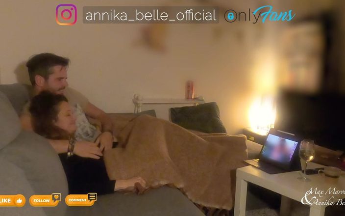 Max &amp; Annika: Zakochana para ma ładną grę wstępną podczas oglądania porno na kanapie...