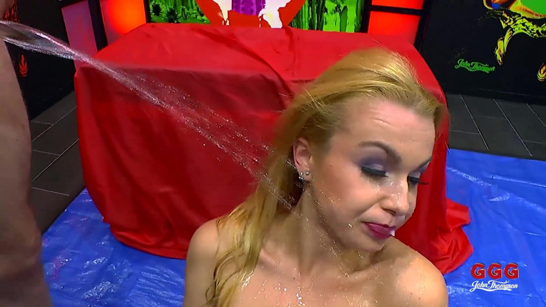 GGG John Thompson Studio: MILF blonde dengan tetek besar dikuasai... Mengambil pancutan muka besar-besaran!