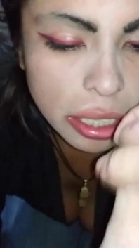 Une latina me mange mon sperme - pipe avec éjaculation dans la bouche
