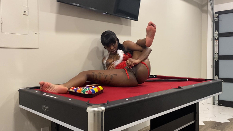 Majesty Nasty: L'ebano gioca con la figa sul tavolo da biliardo