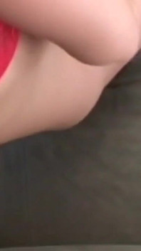 Blonďatá dívka miluje šukat a hrát si se svou sexuální hračkou, sání ptáka a šukání její mokré kundičky