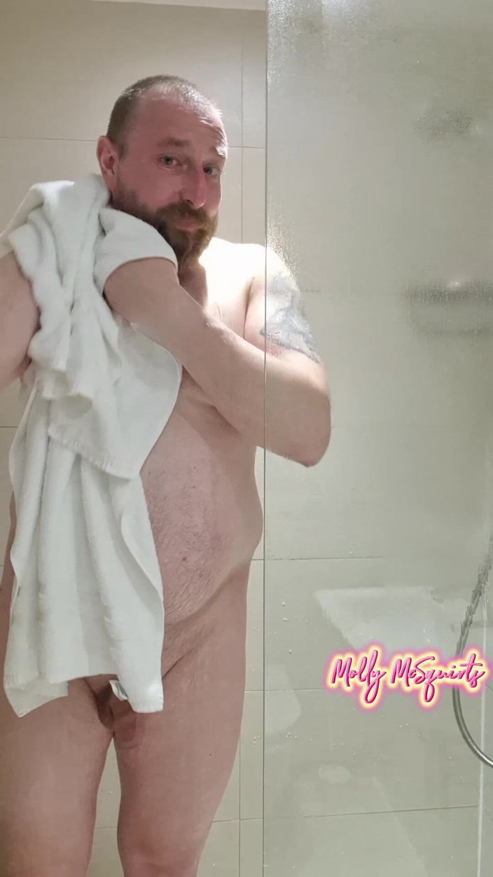 Molly McSquirts: Prysznic i sikanie z londyńczykiem