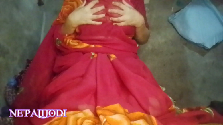 Nepalisexycouple: Muji Chilauda Aulaa Halda Pani Maja Aaune Lado Halna Paaye...