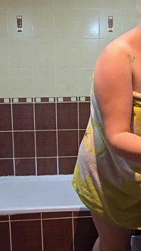 Loira Gordinha Esposa Gosta De Um Banho Quente No Banheiro