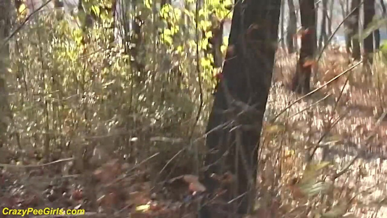 Crazy pee girls: Outdoor-natursekt im wald