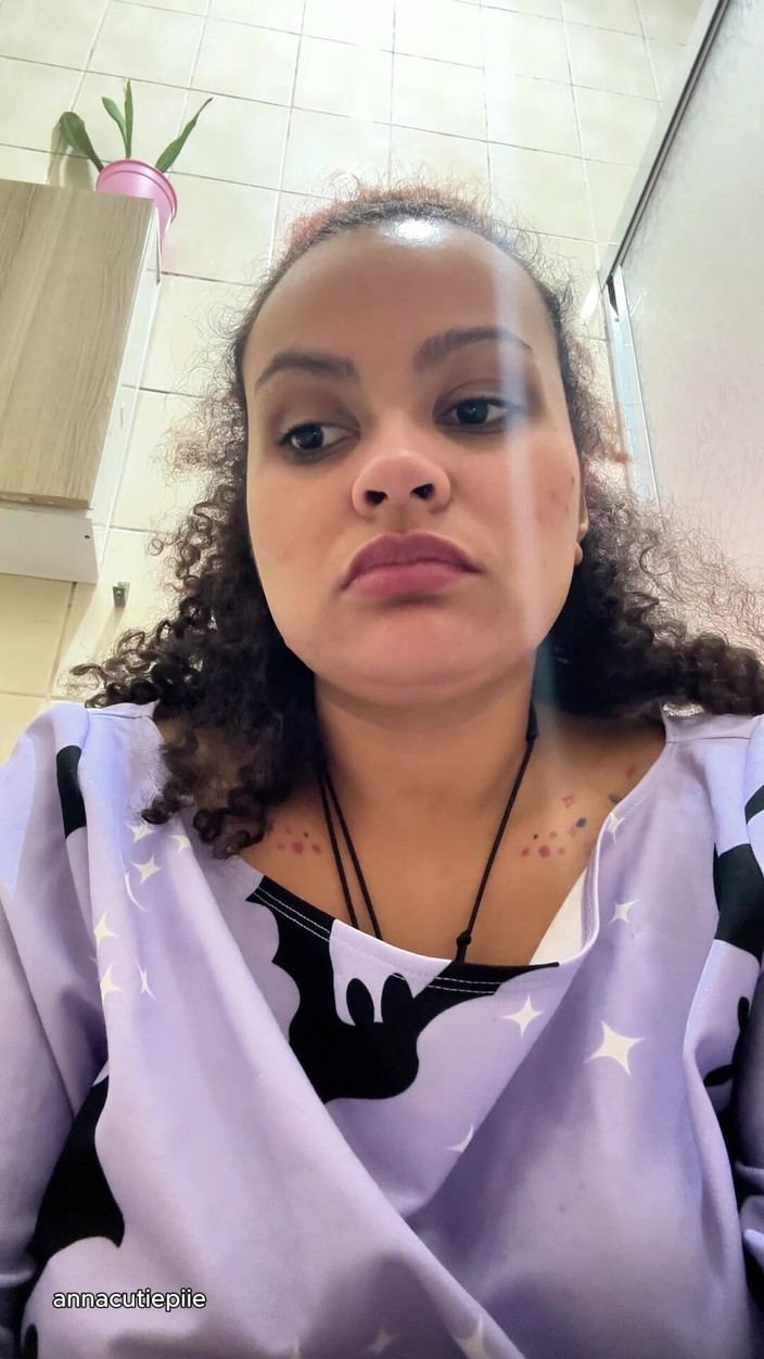 Cutiepiie Chubby: Gassy milk-intolerante menina no banheiro e peidando