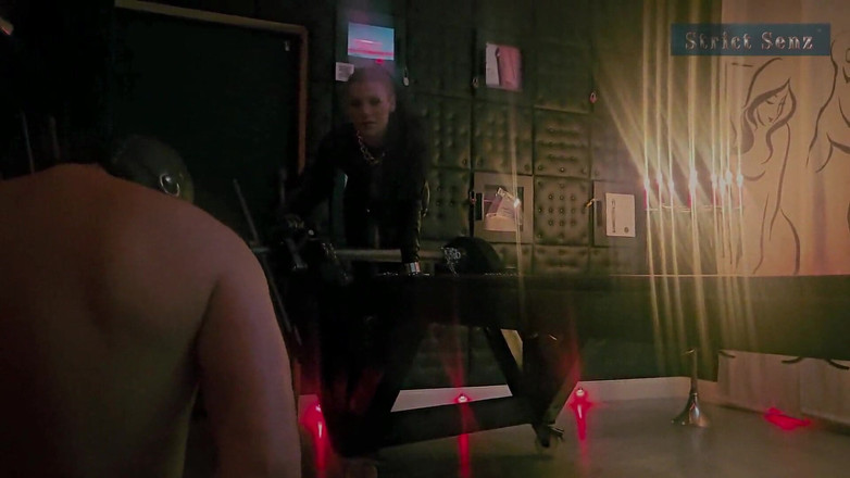 Strict Senz: Stina Stone Mercyless Dehnung Am Vorbau Von Herrin in Lederhandschuhen...