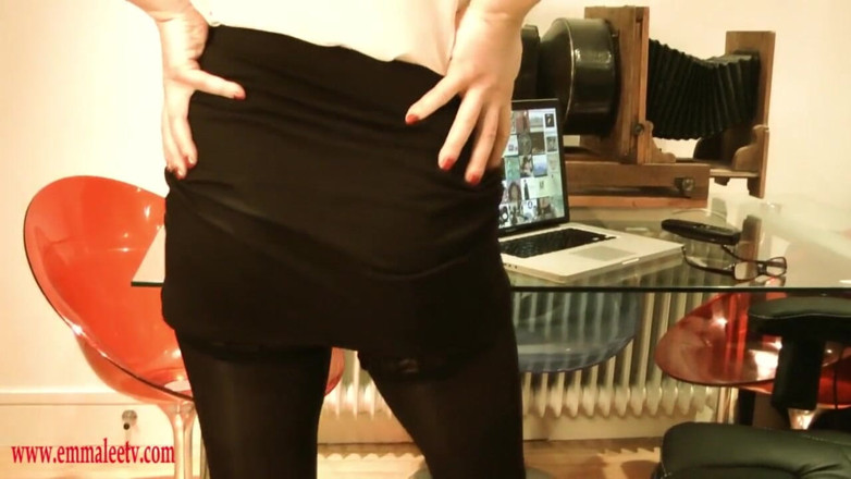 EmmaLeeTV - Nylon Fetish Tranny: La segretaria trans emma Lee si apre le calze nere