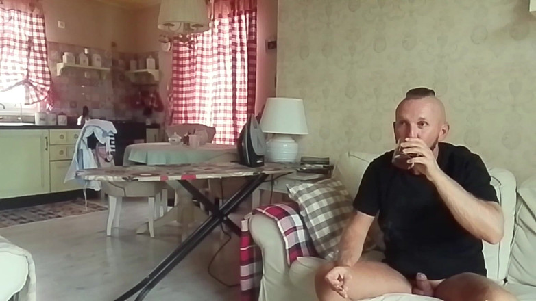 Crazyfamily 1970: Ma belle-mère repasse le linge à poil, et je regarde un...