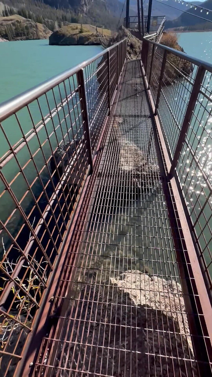 Dahlia Wolf: Feticismo del piede all'aperto attraversando il ponte