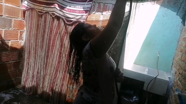 Adribella69: Hembiträden fungerar genom att flytta hennes stora röv medan jag...