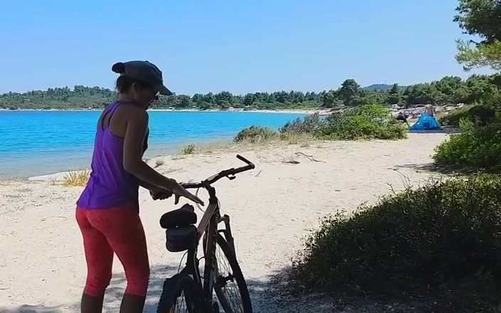 Fap flix: Sexig amatör MILF knullar sitt cykelhandtag på stranden