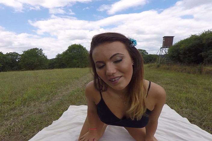 Baberotica VR: Vanessa Decker Enjoys Outdoor Fun with the New Toy
