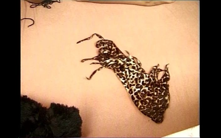 Lesbian Illusion: Dvě sexy lesbičky si navzájem lížou sladké kundičky