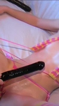 Dominatoare lesbiană sexy se fute în timp ce stăpâna Frankie Babe își fute sclavul Louise Skye cu vibratoare și strap on