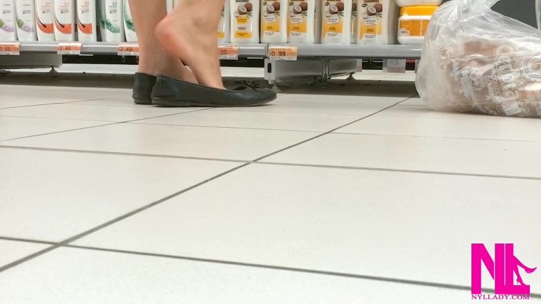 Nyllady: Voetenspel en duiken in zwarte flats in een conadwinkel