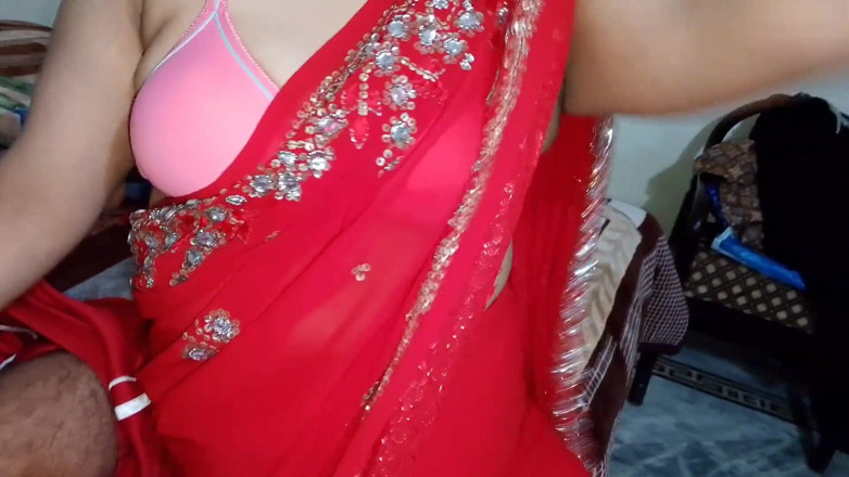 QueenbeautyQB: Hintli genç kadın seksi vücudunu göstererek devar'i baştan çıkarıyor - kırmızı sari...