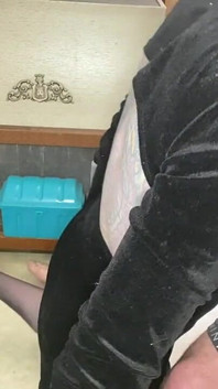 아빠는 내 쪼이는 작은 후장을 따먹는 걸 좋아해