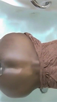 Riesiger buttplug, der mein klaffendes arschloch im Whirlpool wäscht | 2of2