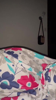 Madrasta recebe presente matinal enquanto seu marido trabalha