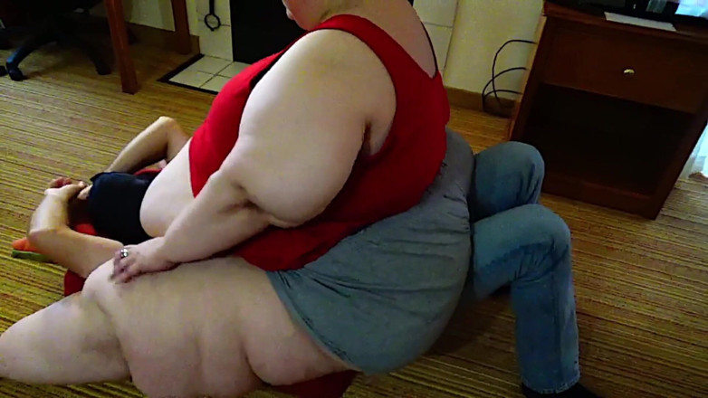 Full Weight Productions: Královna Nora zploští Na podlaze