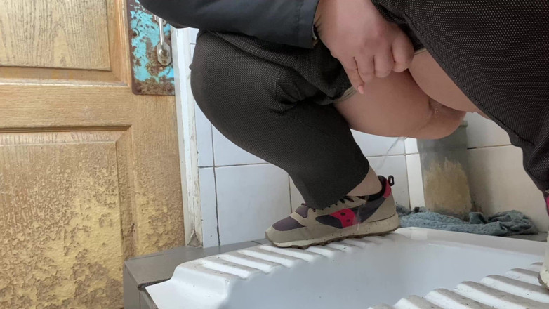 Elena: Toilettes publiques terribles, pisse rapide et queue devant la porte