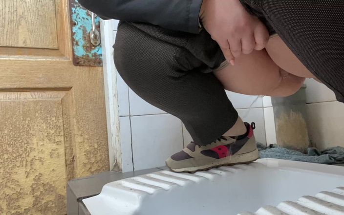 SoloRussianMom: Toilettes publiques terribles, pisse rapide et queue devant la porte