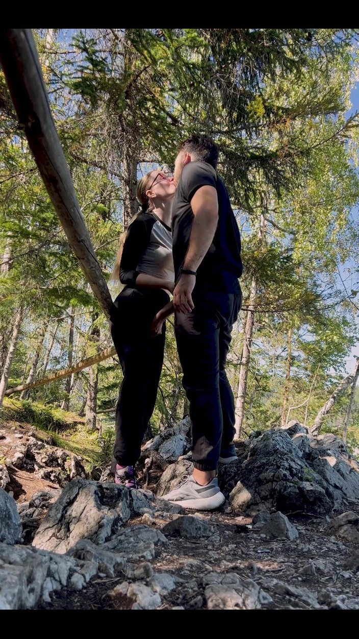 Luna and Sage: Spontaan bergvluggertje, openbaar koppel buitenshuis