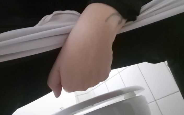 Nicoletta Embassi: Bella piscio scoregge spogliarelli nei negozi e nei bagni pubblici...