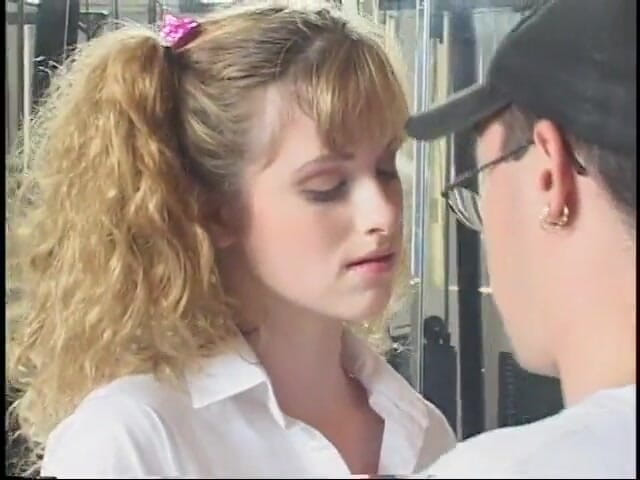 Dangerous Teens: Encaracolada loira puta recebendo penetração na buceta na academia
