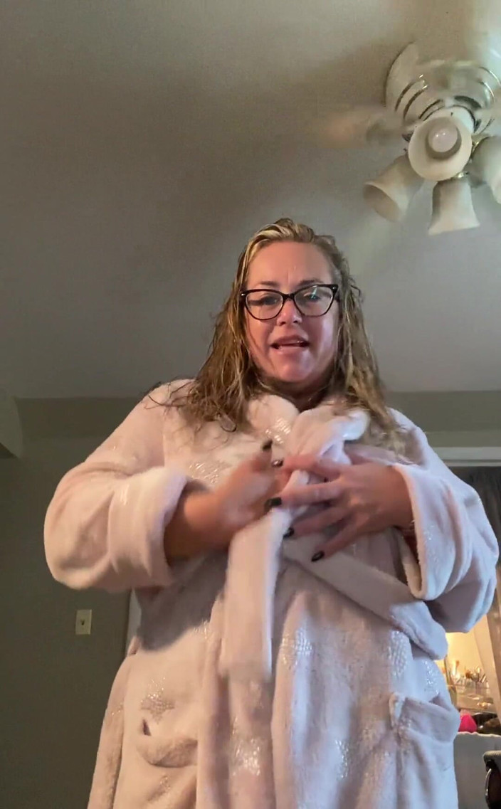 Lily Bay: Jen Outta ve sprše a vše čisté a připravené na zašpinit