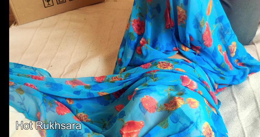 hot_rukhsara: Kurir kebingungan makan pizza dan berniat tawarin kontol untuk minta...