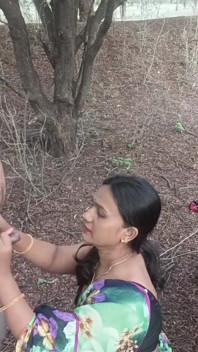 Bhabhi Kavita berkongkek di hutan dengan Tatya dalam gaya doggy, menjilat pantat, blowjob dan pancutan mani kotor dalam mulut