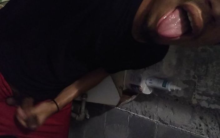 AlexAlejandro13: Había que usar una pajita en el baño. Te gusta...