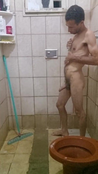 Tvrdě se sprchuji a honím si, dokud se neudělám