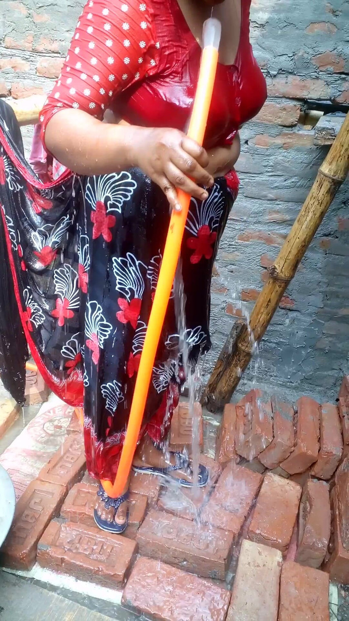 Sadia vabi: Sadia बहुत ही सेक्सी लड़की है जो अपनी चूत दिखाती है